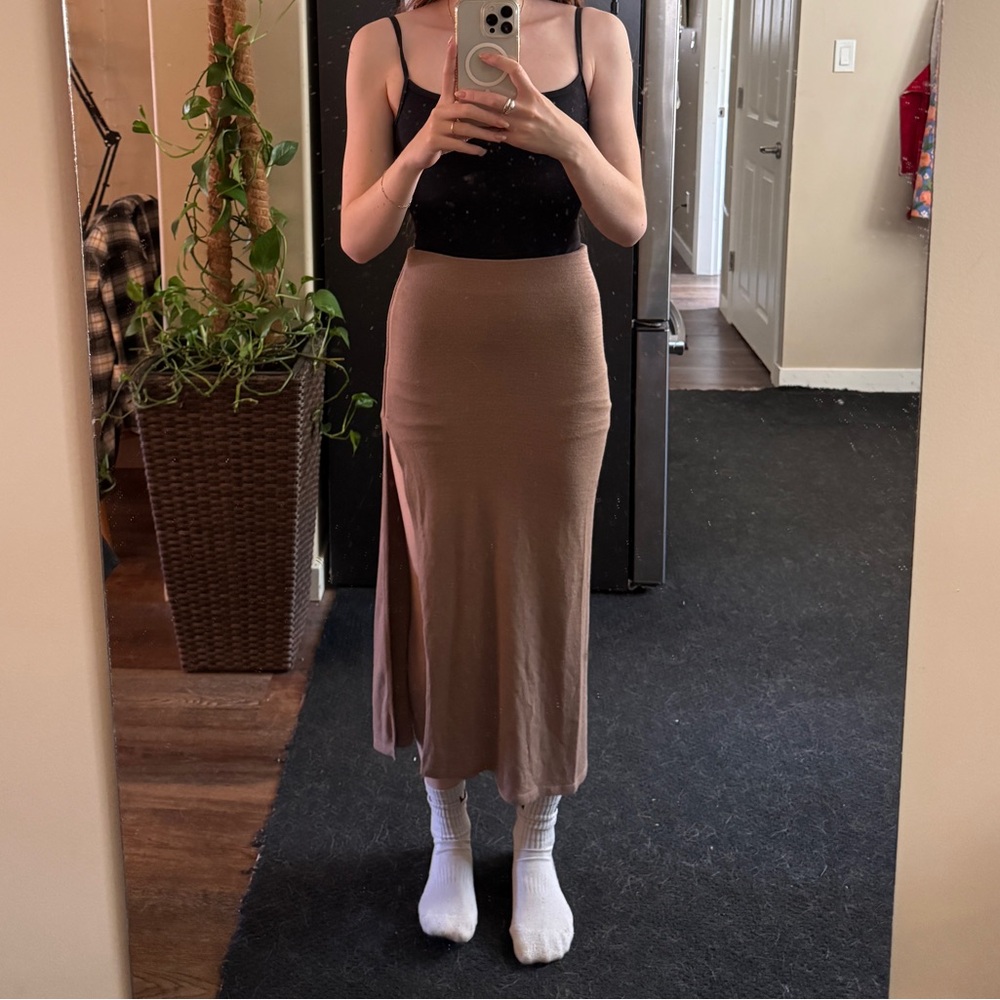 Aritzia Wilfred stretchy slit skirt🤍